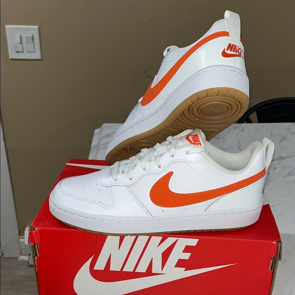 NWT Nike Court Borough low 2 (6.5Y/8W)